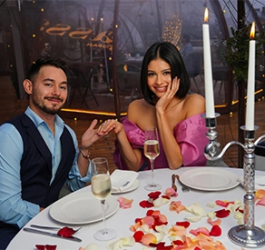 Couple at sheniqua scented candles date nght event with candles made with 100% natrual soy oil in windsor